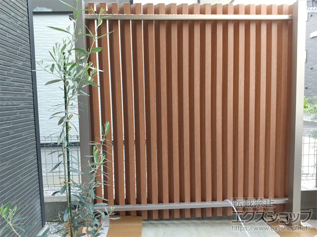 東京都調布市ののフェンス・柵 エルファード片面 Ｍ5型 角度板格子 高尺タイプ　フリー支柱タイプ 施工例