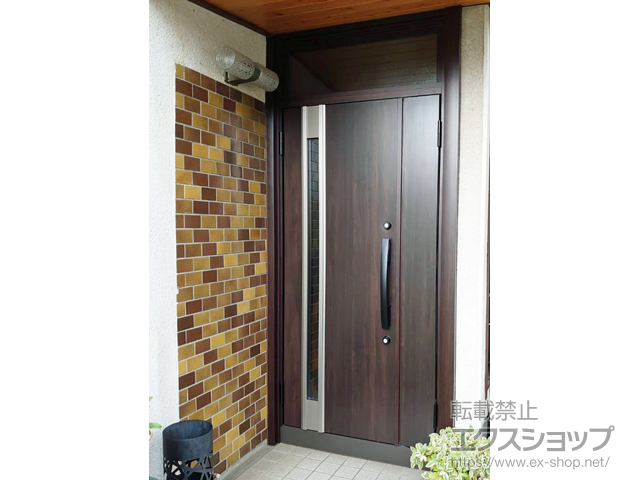 大阪府箕面市のLIXIL リクシル（トステム）の玄関ドア リシェント玄関ドア3 M78型 断熱K4仕様 親子仕様(ランマ付)外観左吊元 ※手動仕様 施工例