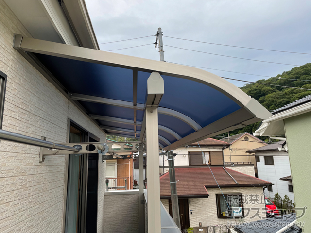 神奈川県平塚市ののバルコニー・ベランダ屋根 プレシオステラスII R型 屋根タイプ 単体 積雪〜20cm対応 施工例