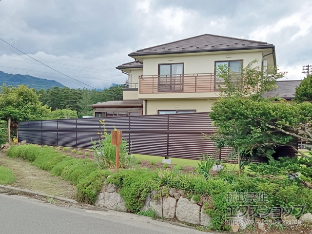 長野県安曇野市ののフェンス・柵 ミエーネフェンス 目隠しルーバータイプ 2段支柱 自立建て用 施工例
