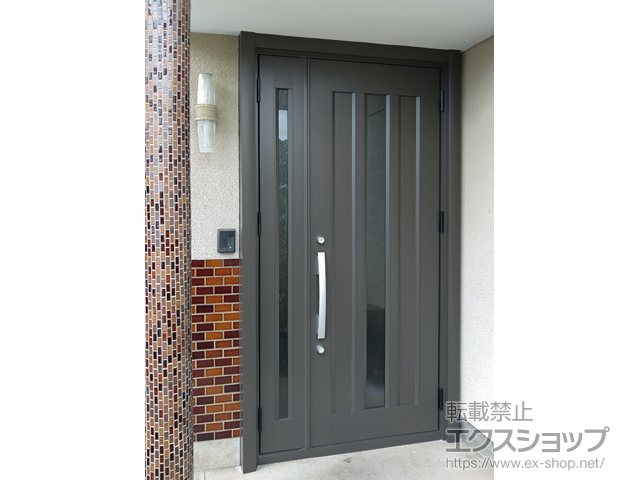 栃木県宇都宮市のLIXIL リクシル（トステム）の玄関ドア リシェント玄関ドア3 C12N型 アルミ仕様 親子仕様(ランマ無)外観右吊元 ※手動仕様 施工例
