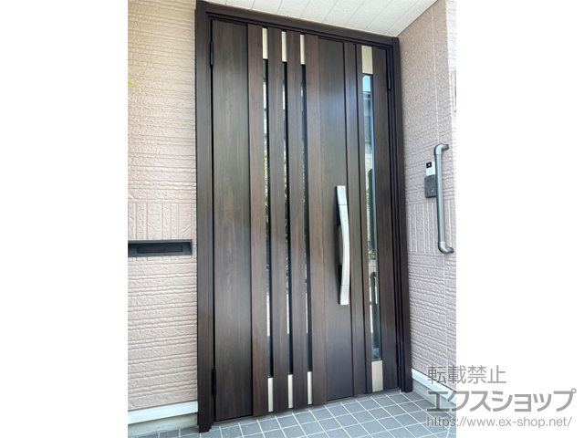 滋賀県彦根市のLIXIL リクシル（トステム）の玄関ドア リシェント玄関ドア3 M27型 断熱K4仕様 親子仕様(ランマ無)外観左吊元 ※FamiLock仕様 施工例