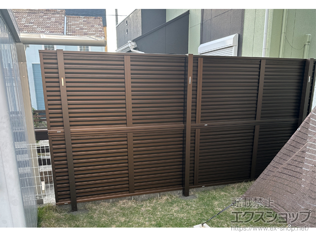 愛知県日進市ののフェンス・柵 ミエーネフェンス 目隠しルーバータイプ 2段支柱 自立建て用 施工例