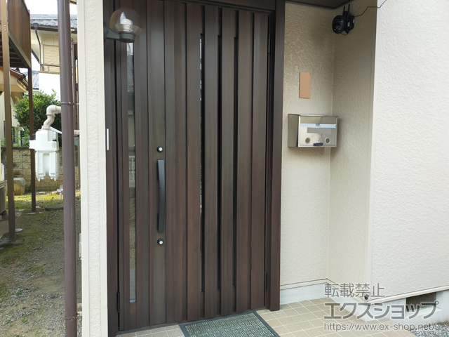 群馬県富岡市のLIXIL リクシル（トステム）の玄関ドア リシェント玄関ドア3 G14型 断熱K4仕様 親子仕様(ランマ無)外観右吊元 ※手動仕様 施工例