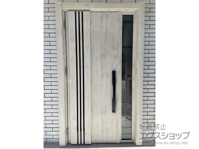 兵庫県明石市のLIXIL リクシル（トステム）の玄関ドア リシェント玄関ドア3 M83型 断熱K4仕様 片袖仕様(ランマ無)外観左吊元 ※FamiLock仕様 施工例