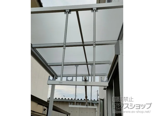 広島県三原市ののテラス屋根、カーポート ソラリア F型 テラスタイプ 単体 積雪～20cm対応*前面台形納まり＋吊り下げ式固定物干しセット 施工例