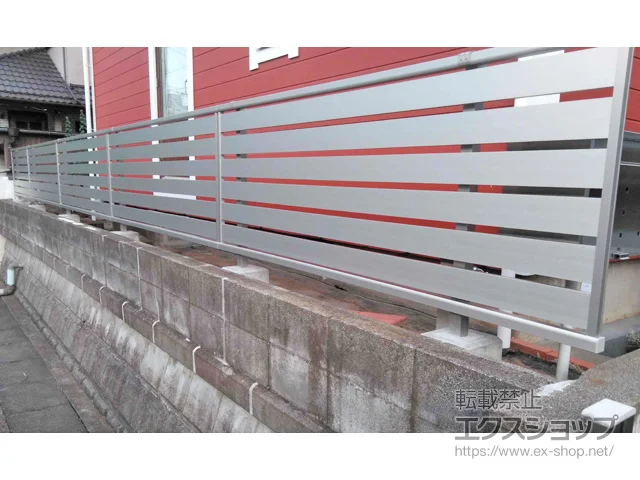 埼玉県上尾市のYKKAPのフェンス・柵・塀 シンプレオフェンスSY1F型 横スリット 自由柱施工 施工例