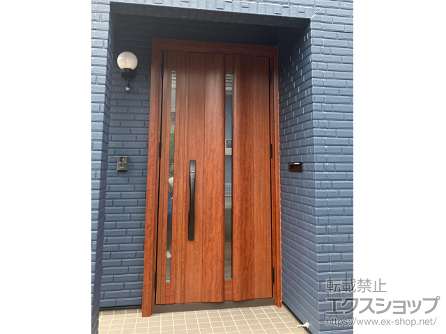 長崎県西彼杵郡長与町のLIXIL リクシル（トステム）の玄関ドア リシェント玄関ドア3 G12型 断熱K4仕様 親子仕様(ランマ無)外観右吊元 ※FamiLock仕様 施工例