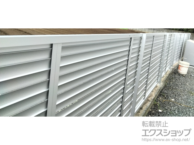 埼玉県桶川市ののフェンス・柵 フェンスAB YL3型 横ルーバー3 アルミカラー フリーポールタイプ 施工例