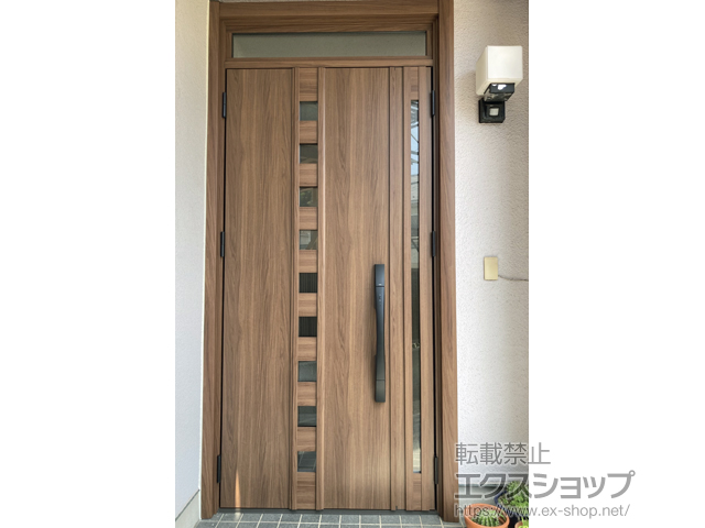神奈川県横浜市のLIXIL リクシル（トステム）の玄関ドア リシェント玄関ドア3 M28型 断熱K4仕様 親子仕様(ランマ付)外観左吊元 ※FamiLock仕様 施工例