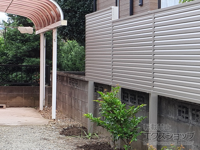 熊本県熊本市ののフェンス・柵 シンプレオフェンス13F型 ルーバー　上段のみ設置  自立建て用2段支柱 施工例