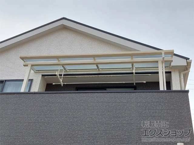 愛知県あま市のYKKAPのバルコニー・ベランダ屋根 ソラリア F型 屋根タイプ 単体 積雪～20cm対応＋吊り下げ式固定物干し 施工例