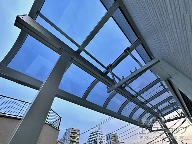 埼玉県蕨市ののバルコニー・ベランダ屋根 ソラリア R型 1500 屋根タイプ 単体 積雪〜50cm対応＋吊り下げ式固定物干し 標準タイプ 施工例