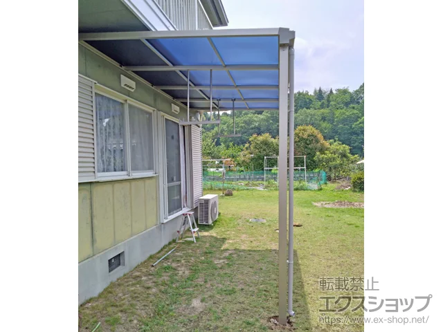 広島県東広島市のYKKAPのテラス屋根 ソラリア F型 テラスタイプ 単体 積雪～20cm対応+吊り下げ式固定物干し 施工例