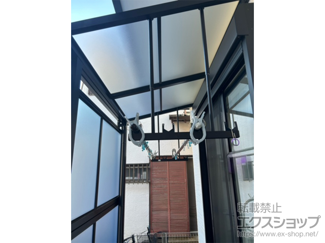 埼玉県越谷市ののテラス屋根 ソラリア F型 テラスタイプ 単体 積雪〜20cm対応＋前面パネル＋吊り下げ式固定物干し 施工例