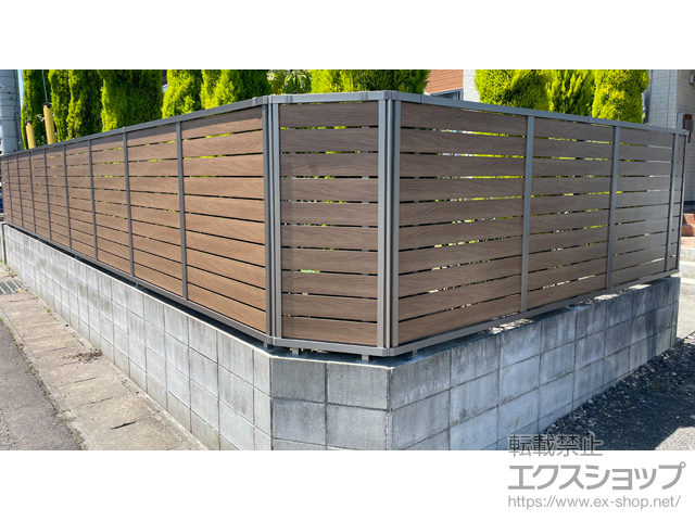 福島県須賀川市ののフェンス・柵 フェンスAB YS3型 横スリット3 木調カラー　フリーポールタイプ 施工例