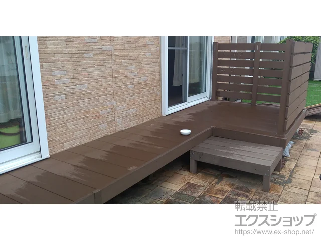 栃木県宇都宮市のYKKAPのウッドデッキ リウッドデッキ 200＋リウッドデッキフェンス3型<横スリット> 施工例
