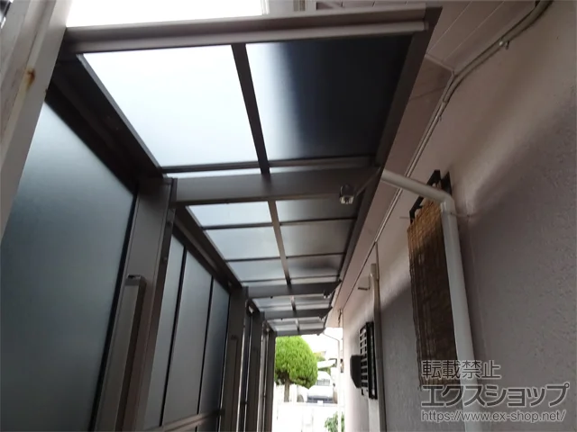 岡山県赤磐市のLIXILのテラス屋根 フーゴF 独立テラスタイプ 連棟 積雪～20cm対応＋サイドパネル 二段 施工例