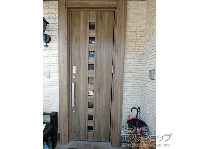 千葉県八千代市のLIXIL リクシル（トステム）の玄関ドア リシェント玄関ドア3 M28型 断熱K4仕様 片開き仕様(ランマ無)外観右吊元 ※FamiLock仕様 施工例