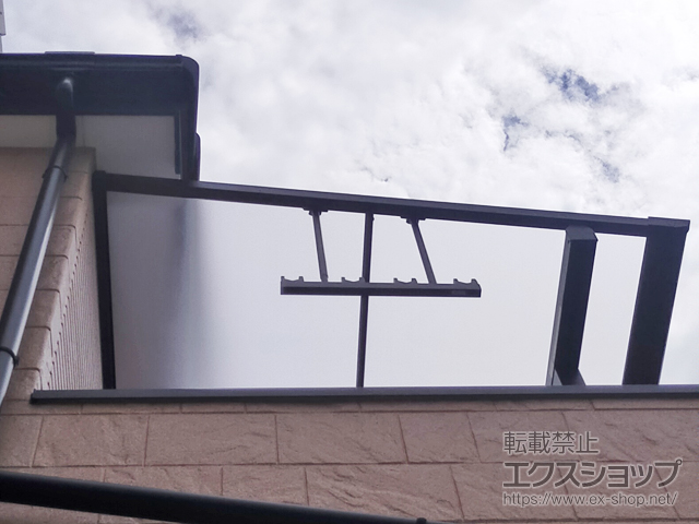 大阪府高槻市ののバルコニー・ベランダ屋根 ソラリア F型 屋根タイプ 単体 積雪〜20cm対応＋吊り下げ式固定物干し 施工例