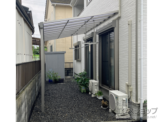 滋賀県彦根市ののテラス屋根 ソラリア F型 1500 テラスタイプ 連棟　積雪〜50cm対応＋吊り下げ式固定物干し 標準タイプ 2本入り×1セット 施工例