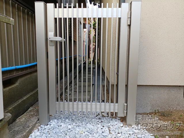富山県富山市のYKKAPの門扉 シンプレオ門扉T1型 縦格子 片開き 門柱使用 施工例