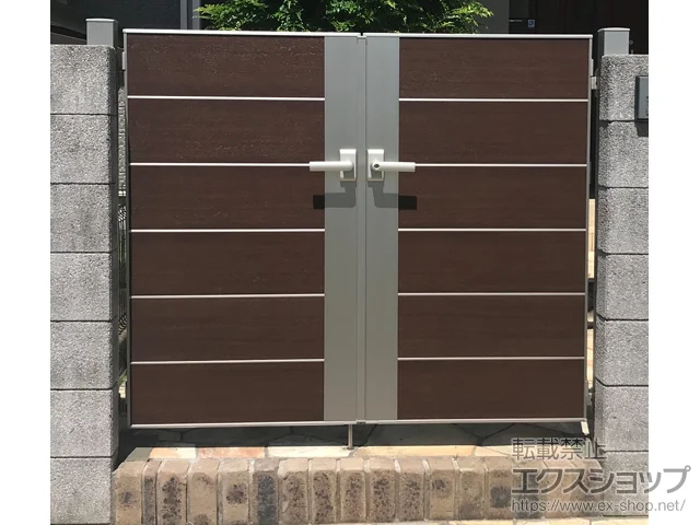 茨城県取手市のYKKAPの門扉 ルシアス門扉W06型 横目隠し 両開き 複合カラー 門柱使用 施工例
