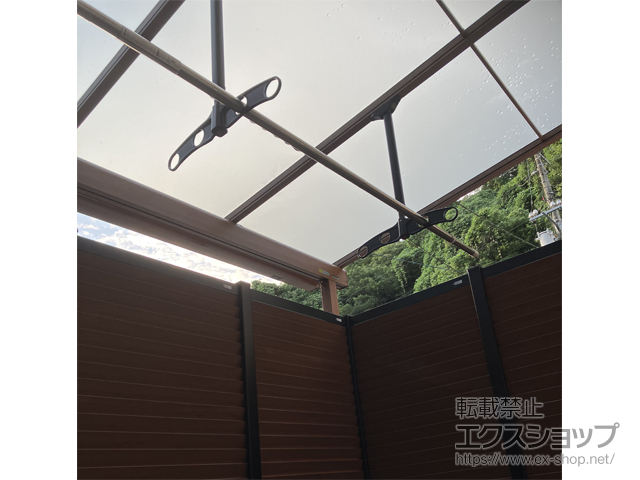 山口県周南市ののテラス屋根、ウッドデッキ ナチュレS 壁付け納まり 単体 積雪〜20cm対応＋吊り下げ型上下可動式竿掛け 2本入り×1セット 施工例