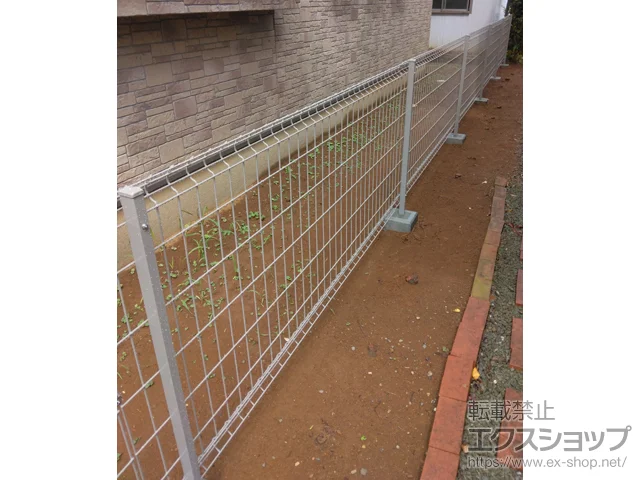 茨城県龍ケ崎市のYKKAPのフェンス・柵・塀 イーネットフェンス 3F型　自由柱施工 施工例