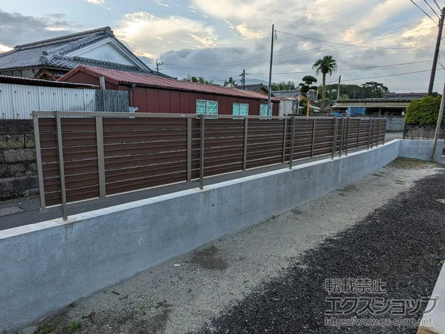 鹿児島県肝属郡肝付町のLIXIL(リクシル)のフェンス・柵・塀 フェンスAB YS3型 横スリット3 木調カラー フリーポールタイプ 施工例