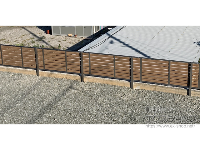 大阪府阪南市ののフェンス・柵 モクハイフェンス 木調カラー  アルミ多段柱仕様（パネル1段） 施工例
