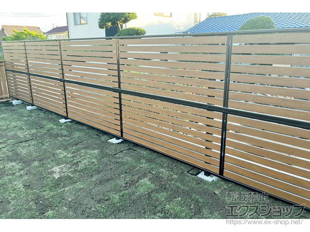 埼玉県白岡市ののフェンス・柵、カーポート モクアルフェンス 横板タイプ 2段支柱 自立建て用 施工例