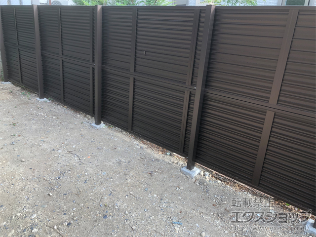 神奈川県横浜市ののフェンス・柵 ミエーネフェンス 目隠しルーバータイプ 2段支柱 自立建て用（パネル2段） 施工例