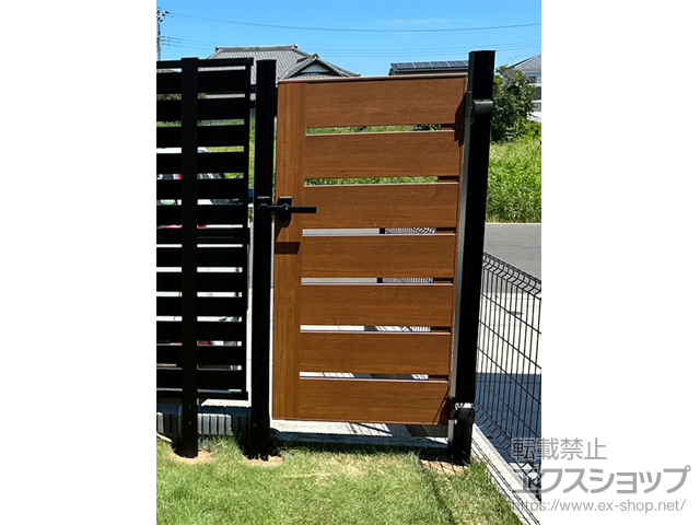 千葉県八街市のの門扉 ルシアス門扉W03型 横スリット 片開き 木調カラー 門柱使用 施工例