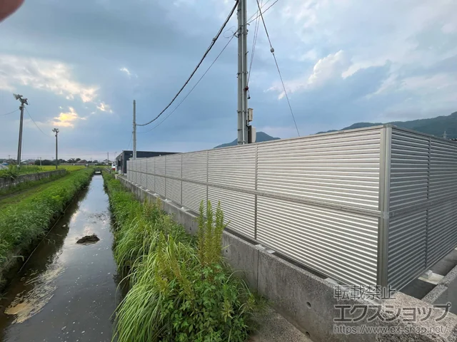 島根県出雲市のValue Selectのフェンス・柵・塀 ミエーネフェンス 目隠しルーバータイプ 2段支柱 自立建て用 施工例