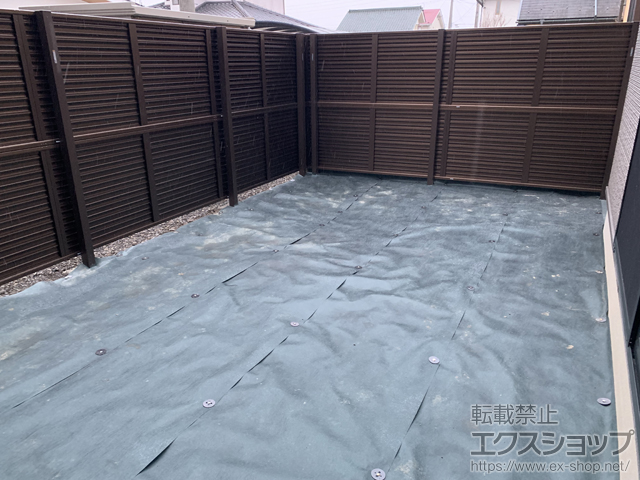 長野県安曇野市ののフェンス・柵 ミエーネフェンス 目隠しルーバータイプ 2段支柱 自立建て用 施工例