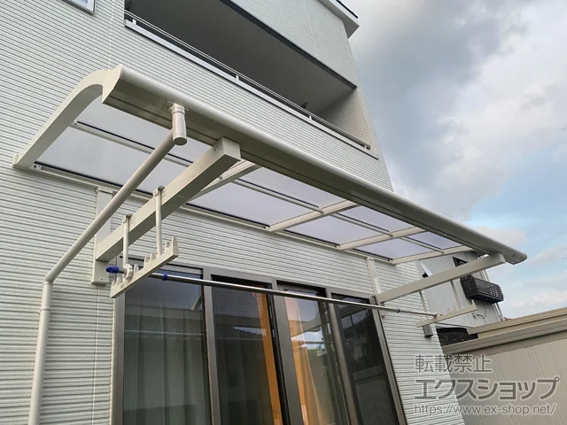 福島県岩瀬郡鏡石町のYKKAPのバルコニー屋根 ソラリア R型 ルーフタイプ 単体 積雪～20cm対応＋吊り下げ式固定物干し 施工例