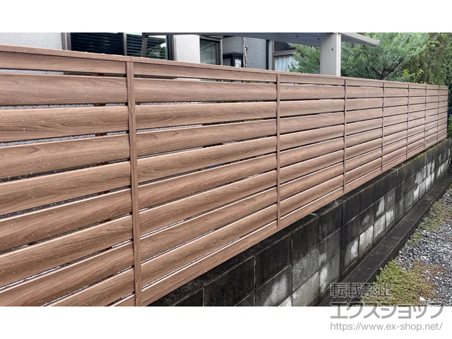 東京都調布市ののフェンス・柵・塀、カーポート フェンスAA YS1型 横スリット ゆらぎ 木調カラー　フリーポールタイプ 施工例
