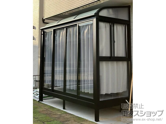 愛知県愛西市のLIXIL(リクシル)のテラス囲い・サンルーム サニージュ R型 床納まり ランマ無 積雪～20cm対応+カーテンレール（正面・側面×2）/吊り下げ物干しAセット・標準・2本入り×1/水切り逃げ部材 施工例