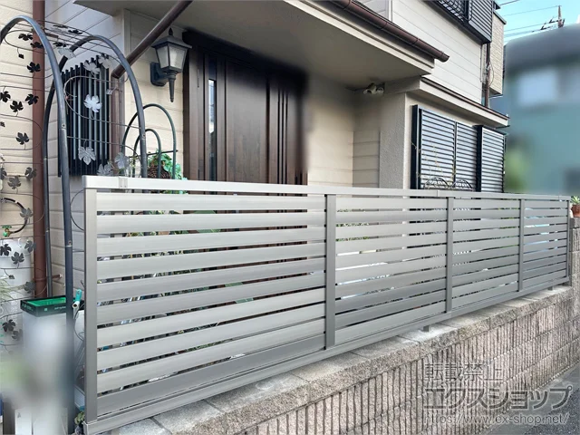 東京都足立区のLIXIL(リクシル)のフェンス・柵・塀 フェンスAB YS2型 横スリット2　フリーポールタイプ 施工例