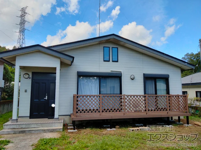 栃木県那須塩原市のYKKAPのウッドデッキ リウッドデッキ 200＋リウッドデッキフェンス2型<ラチス格子> 施工例
