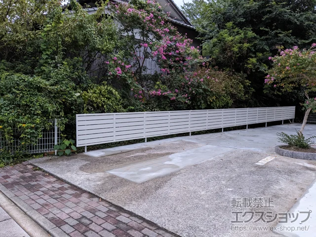 福岡県糟屋郡久山町のLIXILのフェンス フェンスAB YS3型 横スリット3　フリーポールタイプ 施工例