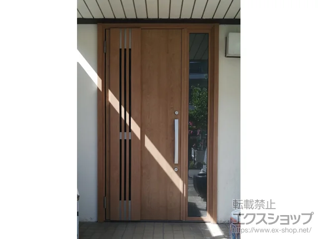 大阪府箕面市のLIXIL リクシル（トステム）の玄関ドア リシェント玄関ドア3 M83型 断熱K4仕様 片袖仕様(ランマ無)外観左吊元 ※手動仕様 施工例