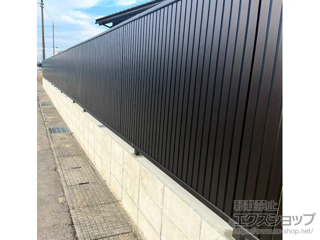 石川県小松市のYKKAPのフェンス シンプレオフェンス4F型 たて太格子　自由柱施工 施工例