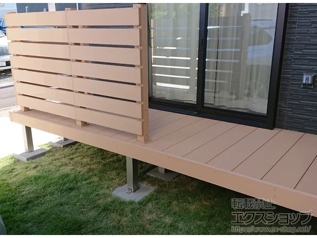 埼玉県さいたま市のYKKAPのウッドデッキ リウッドデッキ 200＋リウッドデッキフェンス3型＜横スリット＞ 施工例