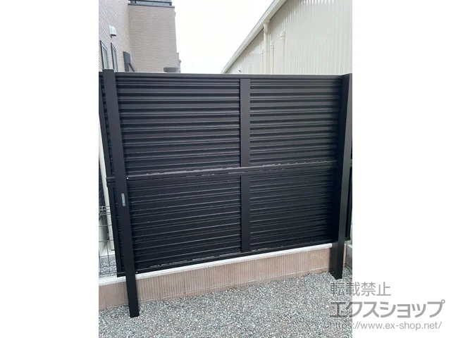 兵庫県姫路市のValue Selectのフェンス・柵・塀 ミエーネフェンス 目隠しルーバータイプ 2段支柱 自立建て用（パネル2段） 施工例
