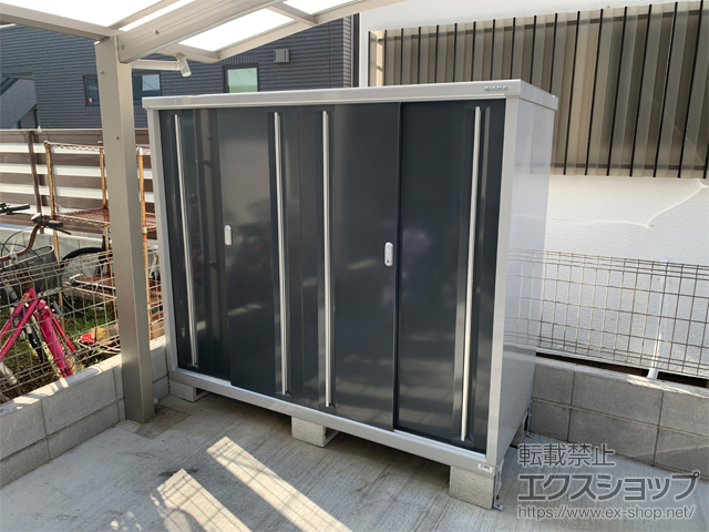 東京都東大和市のの物置・屋外倉庫 シンプリー 一般型 1940×755×1603（MJX-197D-P） MJX-197D-P-CG＋別売棚板＋棚下引出し 施工例