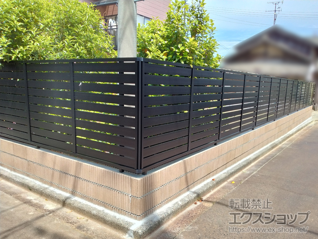 新潟県長岡市ののフェンス・柵 モクハイフェンス アルミ色タイプ フリーポールタイプ 施工例