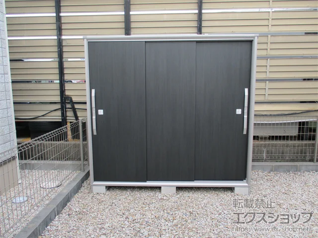 三重県四日市市のヨドコウの物置・収納・屋外倉庫 エスモ 一般型 2100×924×1913 ESF-2109A-WE＋別売棚 施工例