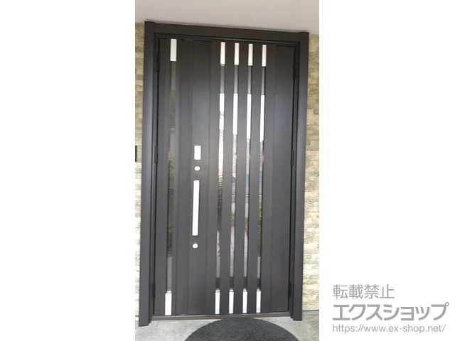 山口県山陽小野田市のLIXIL リクシル（トステム）の玄関ドア リシェント玄関ドア3 M27型 断熱K4仕様 親子仕様(ランマ無)外観右吊元 ※FamiLock仕様 施工例